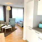 Moderne Mit Bodentiefer Dusche, Waschmaschine Und Küche - Hoffi Apartment Leipzig