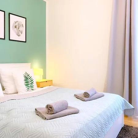 Moderne Mit Bodentiefer Dusche, Waschmaschine Und Kueche - 