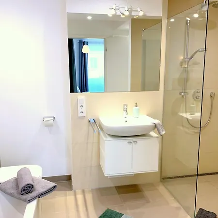 아파트 Moderne Mit Bodentiefer Dusche, Waschmaschine Und Kueche - 