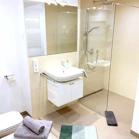 아파트 Moderne Mit Bodentiefer Dusche, Waschmaschine Und Kueche - 