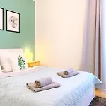 Moderne Mit Bodentiefer Dusche, Waschmaschine Und Kueche - 