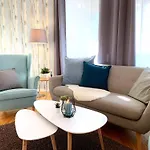 Moderne Mit Bodentiefer Dusche, Waschmaschine Und Kueche - 