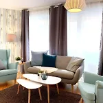 Moderne Mit Bodentiefer Dusche, Waschmaschine Und Kueche - 