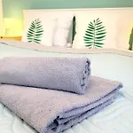 Moderne Mit Bodentiefer Dusche, Waschmaschine Und Kueche - 