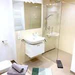 Apartment Moderne Mit Bodentiefer Dusche, Waschmaschine Und Kueche - 