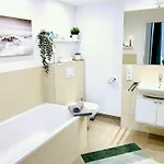 Moderne Mit Bodentiefer Dusche, Waschmaschine Und Kueche - 
