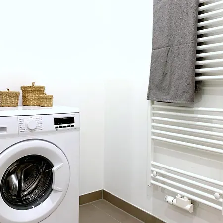 Moderne Mit Bodentiefer Dusche, Waschmaschine Und Kueche - 