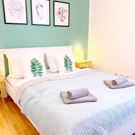 Moderne Mit Bodentiefer Dusche, Waschmaschine Und Kueche - 