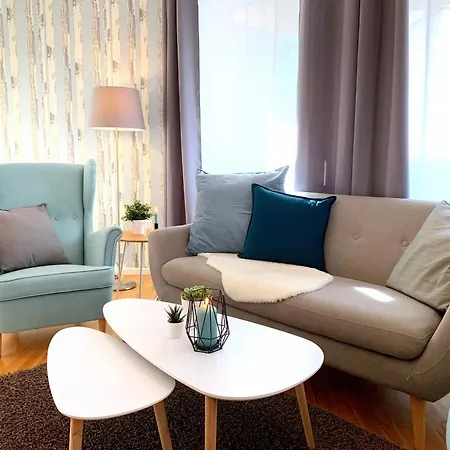 Moderne Mit Bodentiefer Dusche, Waschmaschine Und Kueche - 