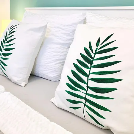 Moderne Mit Bodentiefer Dusche, Waschmaschine Und Kueche - 