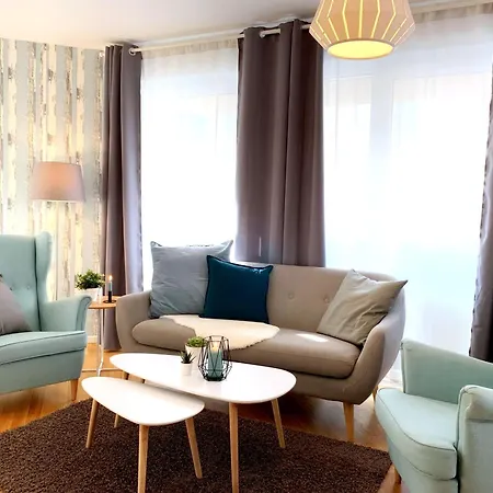 Moderne Mit Bodentiefer Dusche, Waschmaschine Und Kueche - 