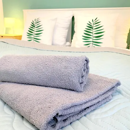 Moderne Mit Bodentiefer Dusche, Waschmaschine Und Kueche - 