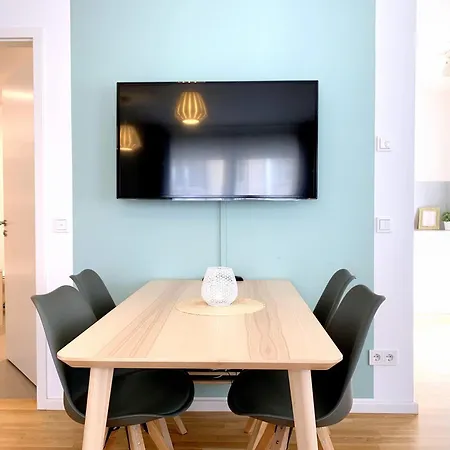 Moderne Mit Bodentiefer Dusche, Waschmaschine Und Kueche - 