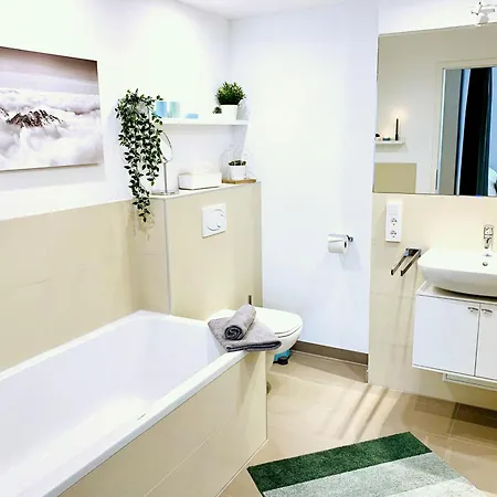 Moderne Mit Bodentiefer Dusche, Waschmaschine Und Kueche - 