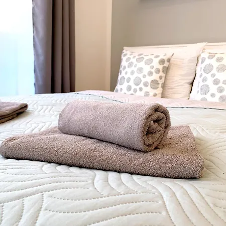 Moderne Mit Bodentiefer Dusche, Waschmaschine Und Kueche - 