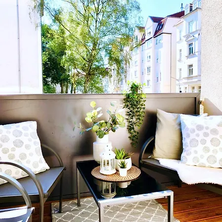 Moderne Mit Bodentiefer Dusche, Waschmaschine Und Kueche - 