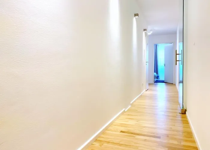 Moderne Mit Bodentiefer Dusche, Waschmaschine Und Kueche - 