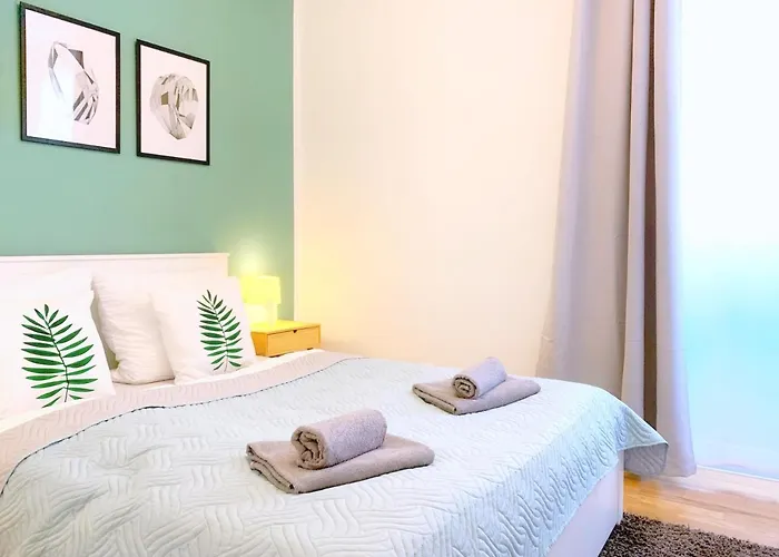 Moderne Mit Bodentiefer Dusche, Waschmaschine Und Kueche - 