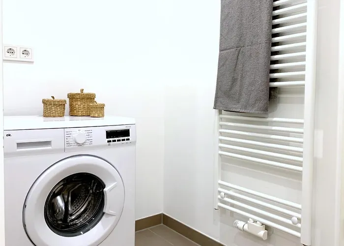 Moderne Mit Bodentiefer Dusche, Waschmaschine Und Kueche - 