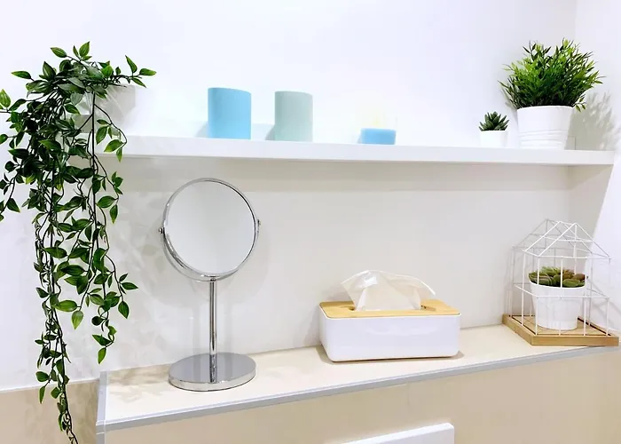 Moderne Mit Bodentiefer Dusche, Waschmaschine Und Kueche - 