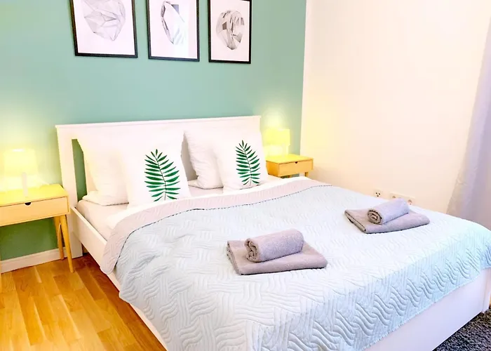 Moderne Mit Bodentiefer Dusche, Waschmaschine Und Kueche - 