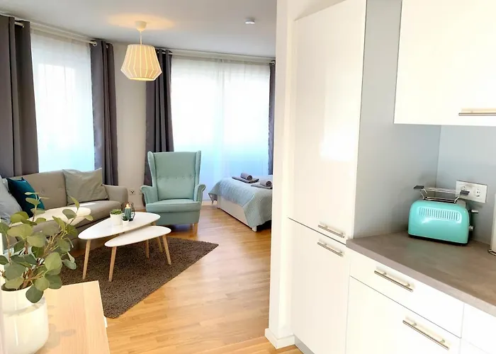 Moderne Mit Bodentiefer Dusche, Waschmaschine Und Kueche - 