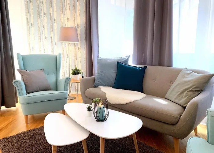 Moderne Mit Bodentiefer Dusche, Waschmaschine Und Kueche - 