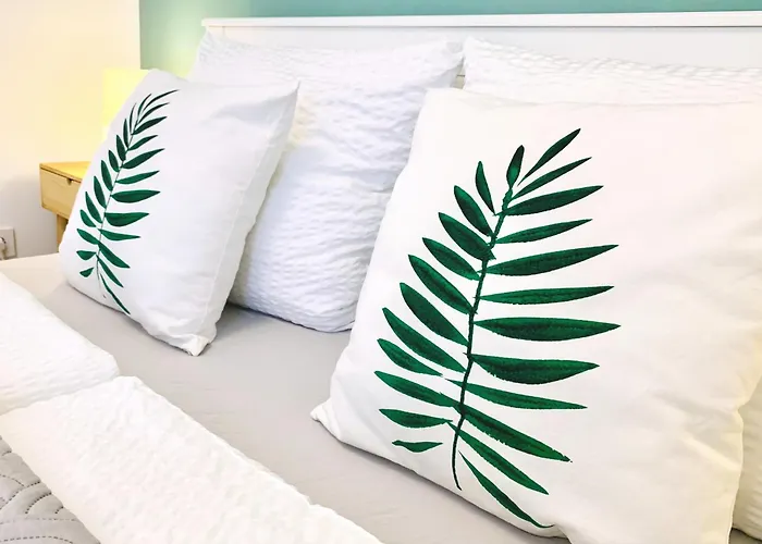 Moderne Mit Bodentiefer Dusche, Waschmaschine Und Kueche - 