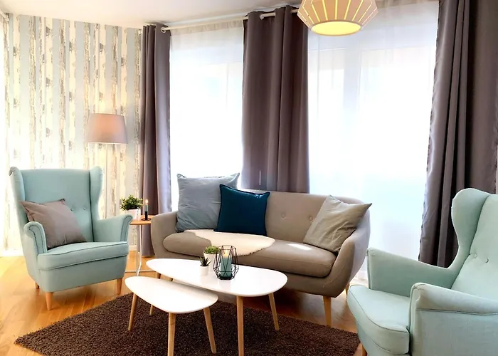 Moderne Mit Bodentiefer Dusche, Waschmaschine Und Kueche - 