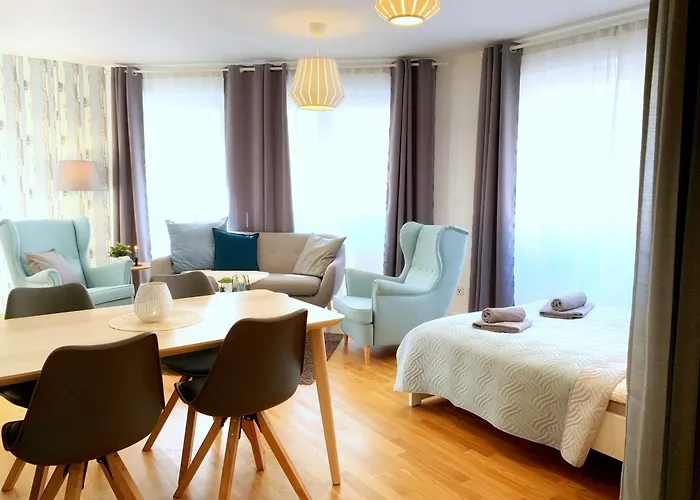 Moderne Mit Bodentiefer Dusche, Waschmaschine Und Kueche - 