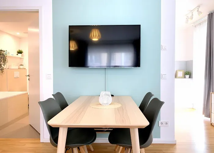 Moderne Mit Bodentiefer Dusche, Waschmaschine Und Kueche - 