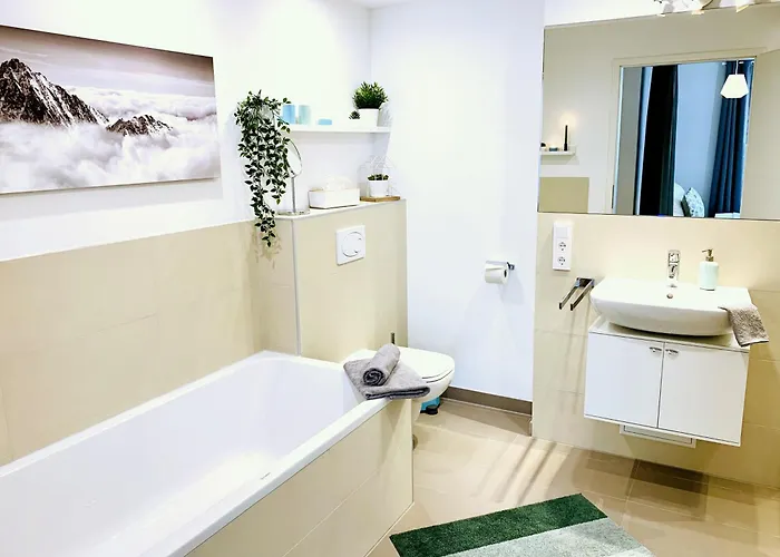 Moderne Mit Bodentiefer Dusche, Waschmaschine Und Kueche - 