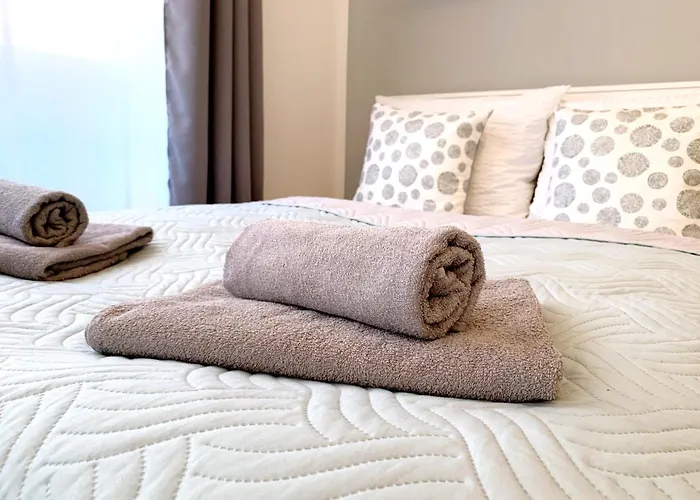 Moderne Mit Bodentiefer Dusche, Waschmaschine Und Kueche - 