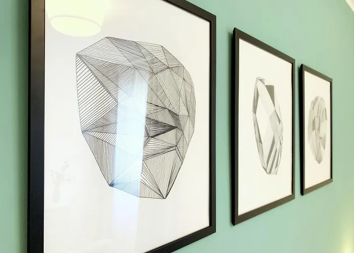 Moderne Mit Bodentiefer Dusche, Waschmaschine Und Kueche - 